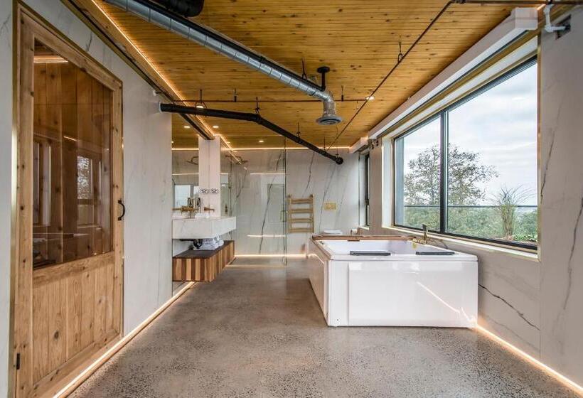 سوییت سوپریور, Luxury Bnb   Halifax Rooftop