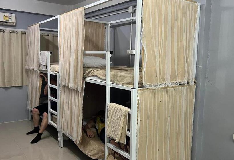 تختخواب در اتاق مشترک, W District Hostel