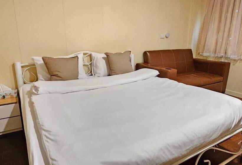 اتاق لوکس خانوادگی, W District Hostel