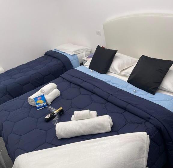 اتاق استاندارد سه تخته با بالکن, Lux House Naples Airport