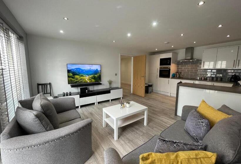آپارتمان 2 خوابه, Rooms Near Me   Lux 2 Bed Apartment, Walsall City Centre, Smart Tv, Ensuite, M6 J9, Parking Nearby