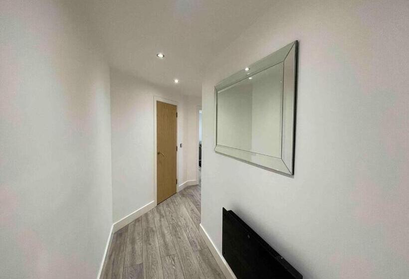 آپارتمان 2 خوابه, Rooms Near Me   Lux 2 Bed Apartment, Walsall City Centre, Smart Tv, Ensuite, M6 J9, Parking Nearby