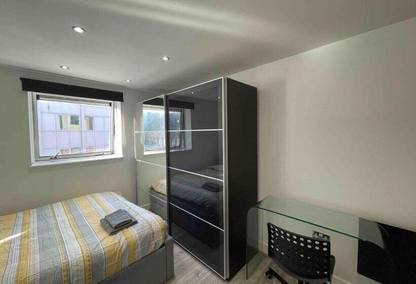 آپارتمان 2 خوابه, Rooms Near Me   Lux 2 Bed Apartment, Walsall City Centre, Smart Tv, Ensuite, M6 J9, Parking Nearby