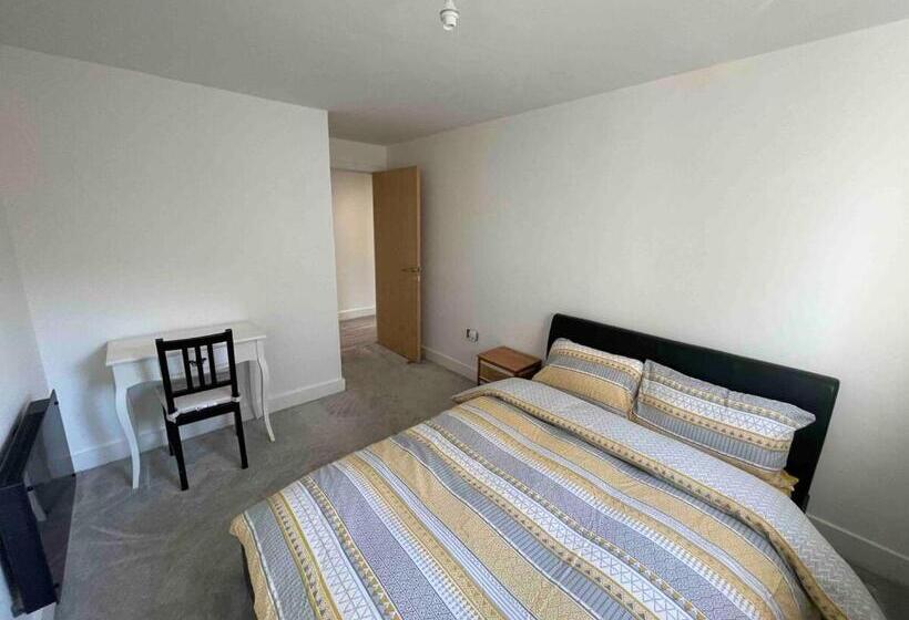 آپارتمان 2 خوابه, Rooms Near Me   Lux 2 Bed Apartment, Walsall City Centre, Smart Tv, Ensuite, M6 J9, Parking Nearby
