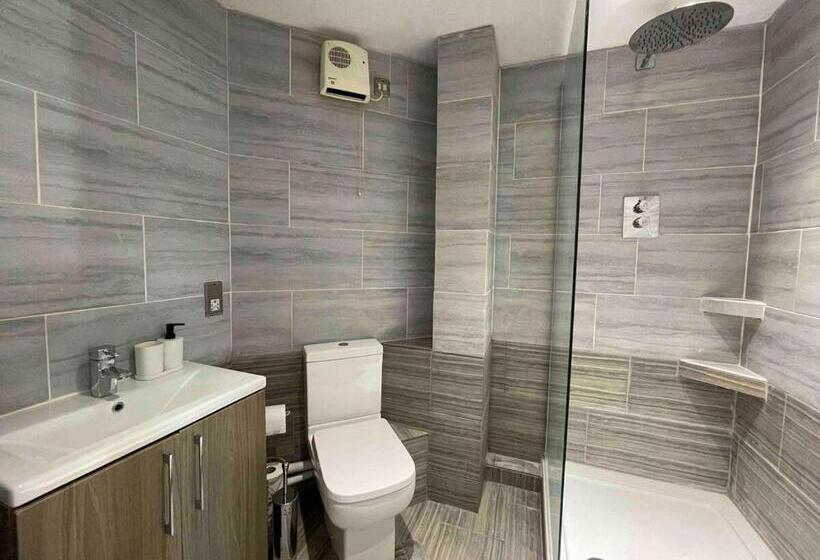 آپارتمان 2 خوابه, Rooms Near Me   Lux 2 Bed Apartment, Walsall City Centre, Smart Tv, Ensuite, M6 J9, Parking Nearby