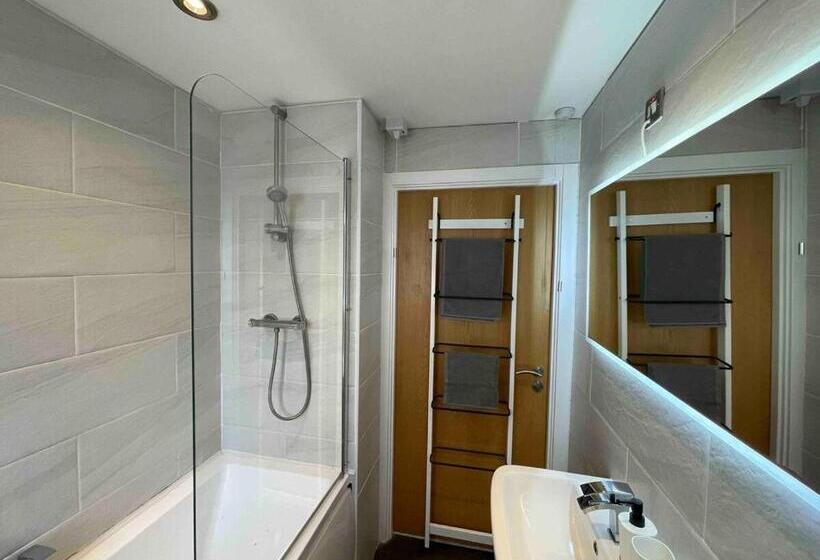 آپارتمان 2 خوابه, Rooms Near Me   Lux 2 Bed Apartment, Walsall City Centre, Smart Tv, Ensuite, M6 J9, Parking Nearby
