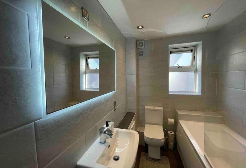 آپارتمان 2 خوابه, Rooms Near Me   Lux 2 Bed Apartment, Walsall City Centre, Smart Tv, Ensuite, M6 J9, Parking Nearby