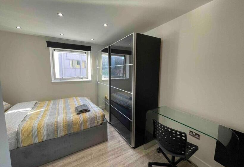 آپارتمان 2 خوابه, Rooms Near Me   Lux 2 Bed Apartment, Walsall City Centre, Smart Tv, Ensuite, M6 J9, Parking Nearby