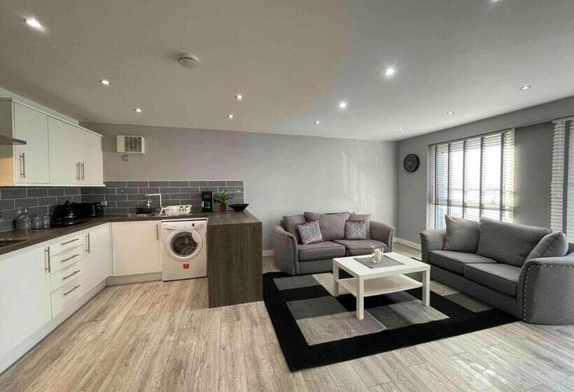 آپارتمان 2 خوابه, Rooms Near Me   Lux 2 Bed Apartment, Walsall City Centre, Smart Tv, Ensuite, M6 J9, Parking Nearby