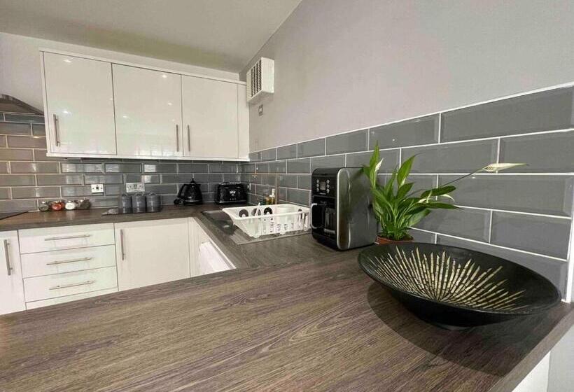 آپارتمان 2 خوابه, Rooms Near Me   Lux 2 Bed Apartment, Walsall City Centre, Smart Tv, Ensuite, M6 J9, Parking Nearby