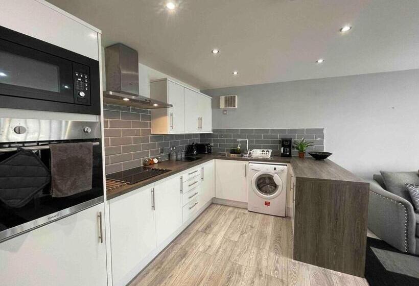آپارتمان 2 خوابه, Rooms Near Me   Lux 2 Bed Apartment, Walsall City Centre, Smart Tv, Ensuite, M6 J9, Parking Nearby