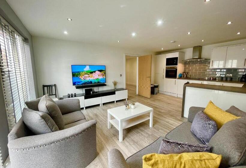 آپارتمان 2 خوابه, Rooms Near Me   Lux 2 Bed Apartment, Walsall City Centre, Smart Tv, Ensuite, M6 J9, Parking Nearby