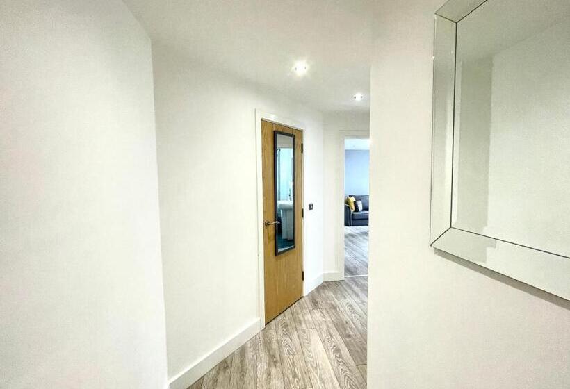 آپارتمان 2 خوابه, Rooms Near Me   Lux 2 Bed Apartment, Walsall City Centre, Smart Tv, Ensuite, M6 J9, Parking Nearby