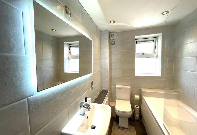 آپارتمان 2 خوابه, Rooms Near Me   Lux 2 Bed Apartment, Walsall City Centre, Smart Tv, Ensuite, M6 J9, Parking Nearby