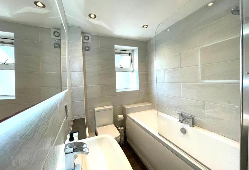 آپارتمان 2 خوابه, Rooms Near Me   Lux 2 Bed Apartment, Walsall City Centre, Smart Tv, Ensuite, M6 J9, Parking Nearby