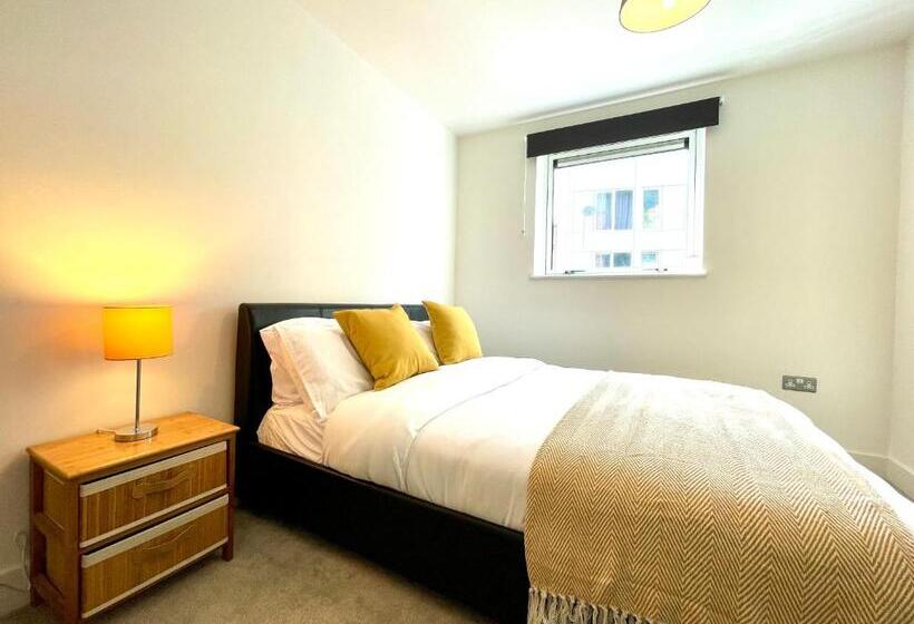آپارتمان 2 خوابه, Rooms Near Me   Lux 2 Bed Apartment, Walsall City Centre, Smart Tv, Ensuite, M6 J9, Parking Nearby