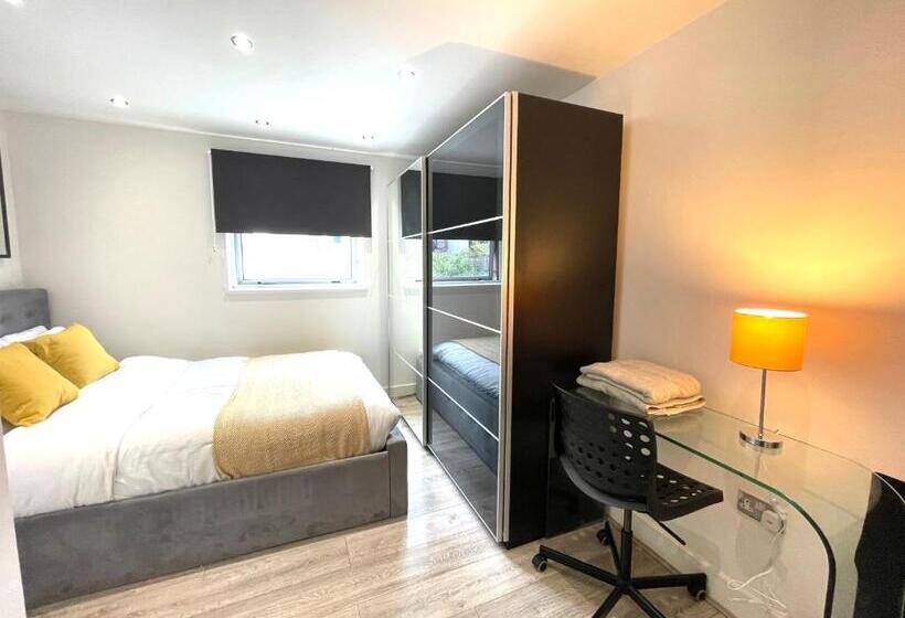 آپارتمان 2 خوابه, Rooms Near Me   Lux 2 Bed Apartment, Walsall City Centre, Smart Tv, Ensuite, M6 J9, Parking Nearby