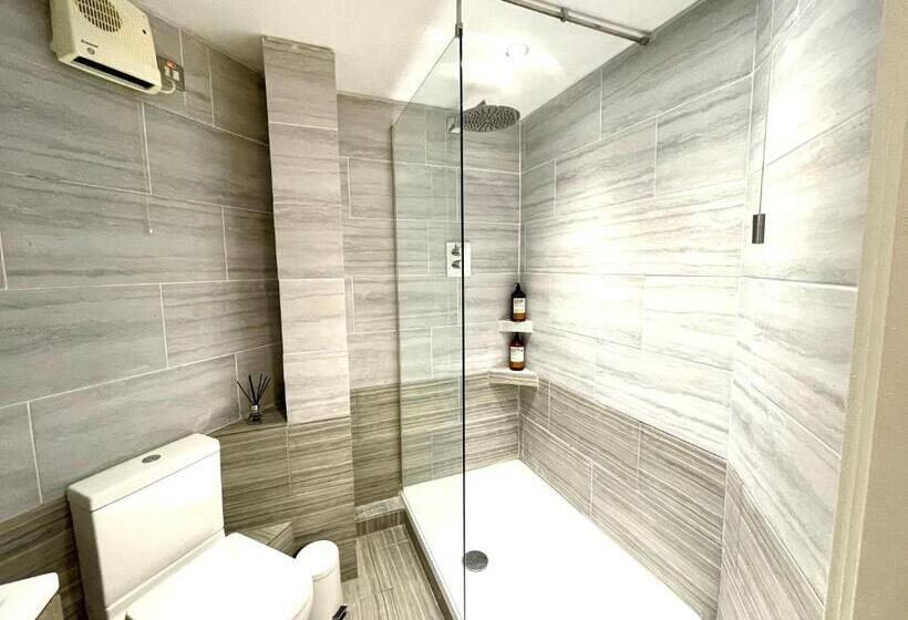 آپارتمان 2 خوابه, Rooms Near Me   Lux 2 Bed Apartment, Walsall City Centre, Smart Tv, Ensuite, M6 J9, Parking Nearby