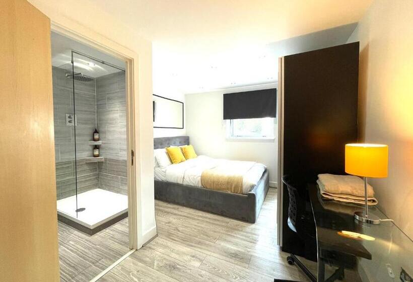 آپارتمان 2 خوابه, Rooms Near Me   Lux 2 Bed Apartment, Walsall City Centre, Smart Tv, Ensuite, M6 J9, Parking Nearby