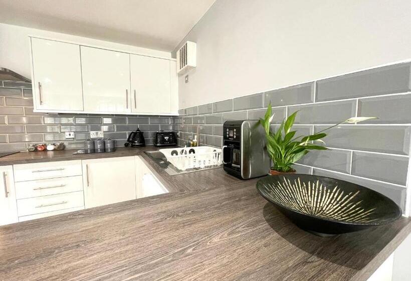 آپارتمان 2 خوابه, Rooms Near Me   Lux 2 Bed Apartment, Walsall City Centre, Smart Tv, Ensuite, M6 J9, Parking Nearby