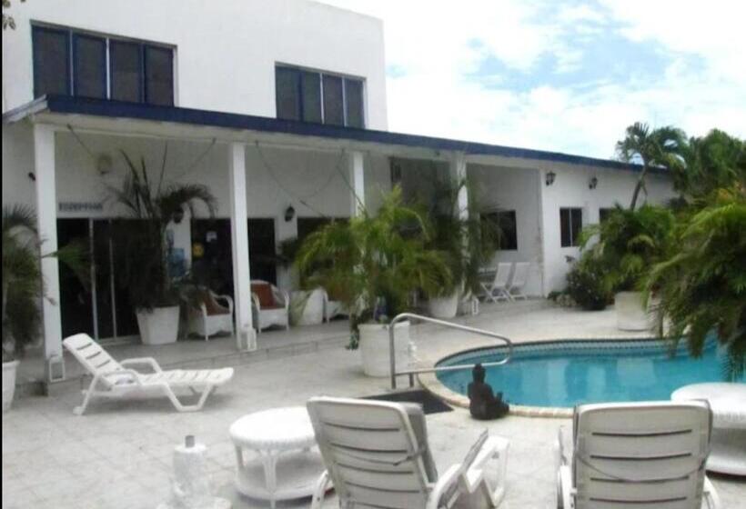 اتاق خانوادگی, First Day Hotel On Aruba!