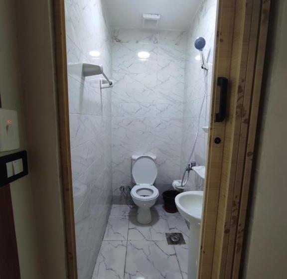 Economy Triple Room, Revento