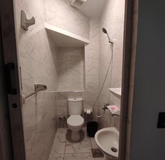 Economy Triple Room, Revento