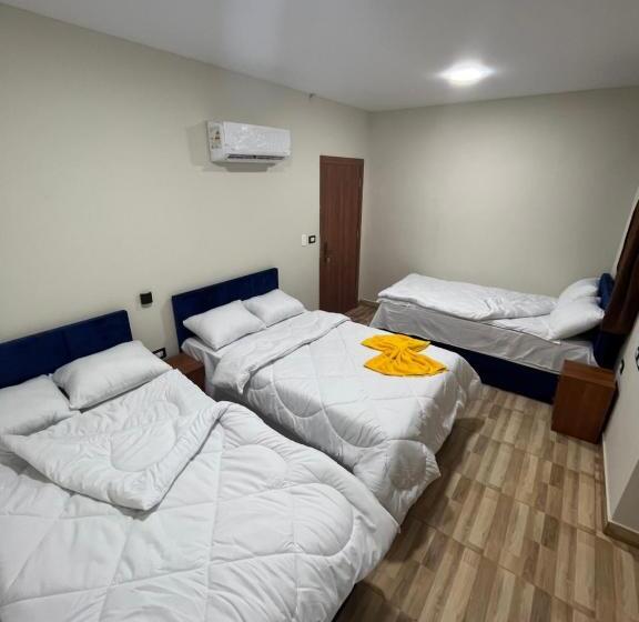 Economy Triple Room, Revento