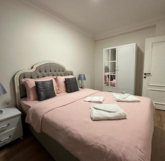 سوییت خانوادگی, Saygın Apartments