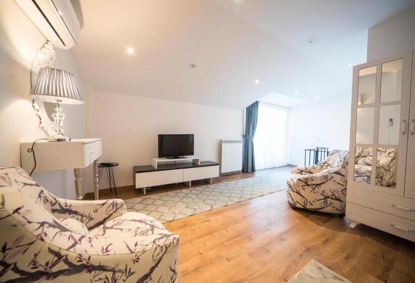 سوییت دوبلکس, Saygın Apartments