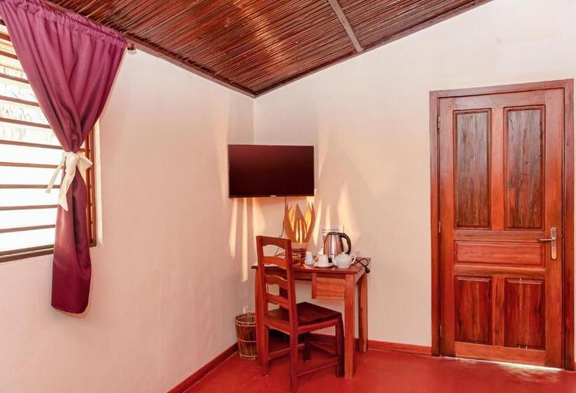 اتاق استاندارد سه تخته با چشم‌انداز استخر, Blue Sky Resort