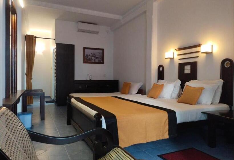 اتاق لوکس سه تخته, Dalawella Beach Resort