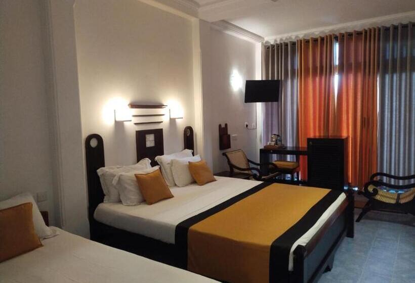 اتاق لوکس سه تخته, Dalawella Beach Resort