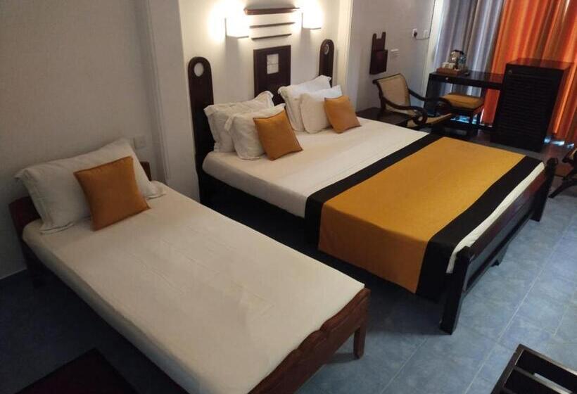 اتاق لوکس سه تخته, Dalawella Beach Resort
