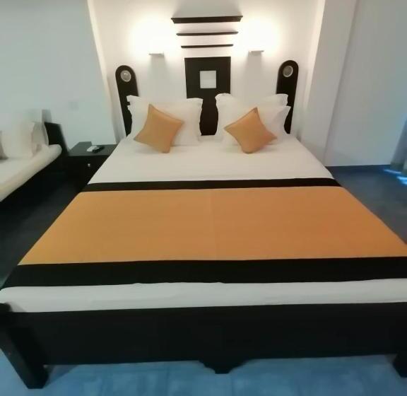 اتاق لوکس سه تخته, Dalawella Beach Resort