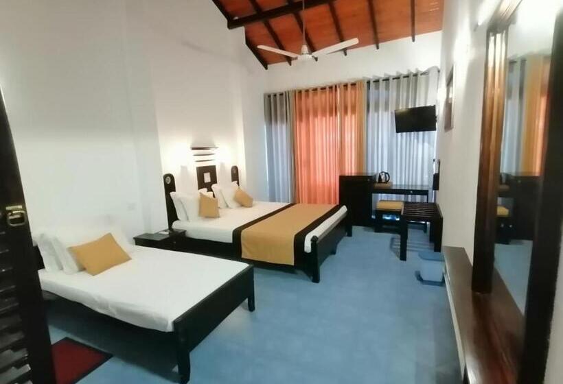 اتاق لوکس سه تخته, Dalawella Beach Resort