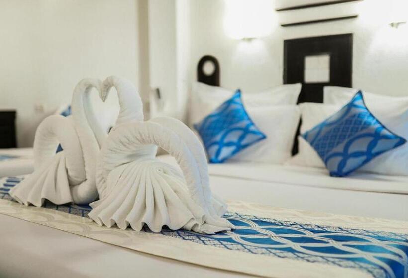 اتاق لوکس سه تخته, Dalawella Beach Resort