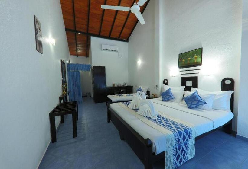 اتاق لوکس سه تخته, Dalawella Beach Resort