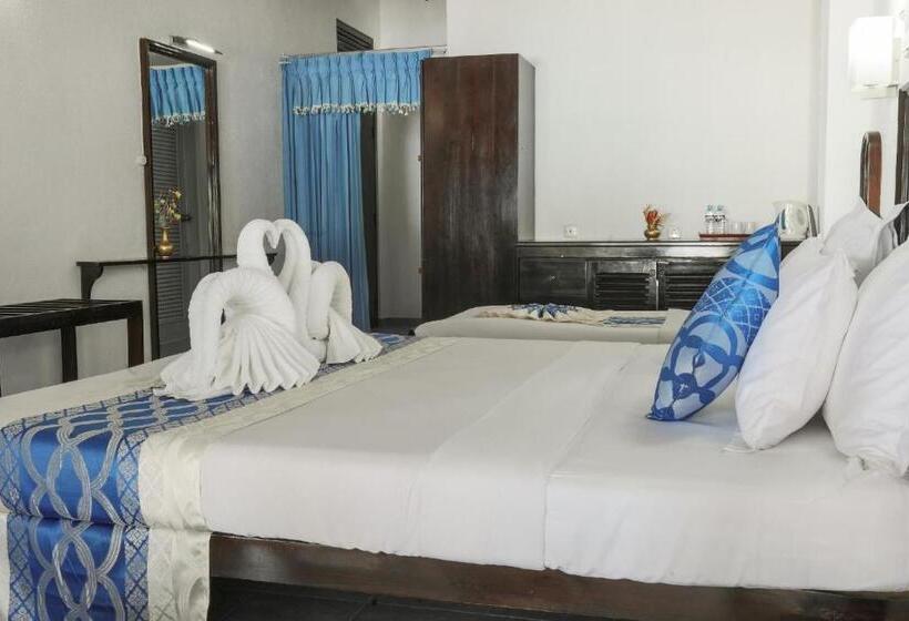 اتاق لوکس سه تخته, Dalawella Beach Resort