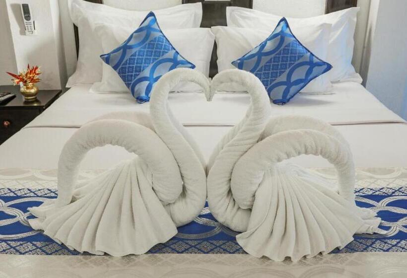 اتاق لوکس سه تخته, Dalawella Beach Resort