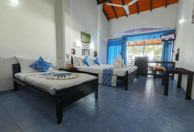 اتاق لوکس سه تخته, Dalawella Beach Resort