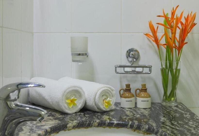 اتاق لوکس سه تخته, Dalawella Beach Resort