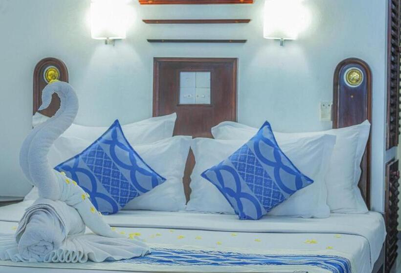 اتاق لوکس سه تخته, Dalawella Beach Resort