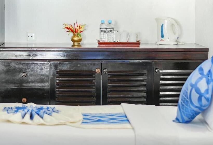 اتاق لوکس سه تخته, Dalawella Beach Resort