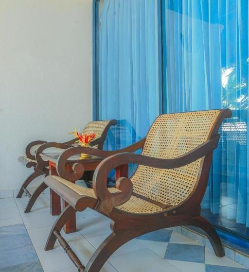 اتاق لوکس سه تخته, Dalawella Beach Resort