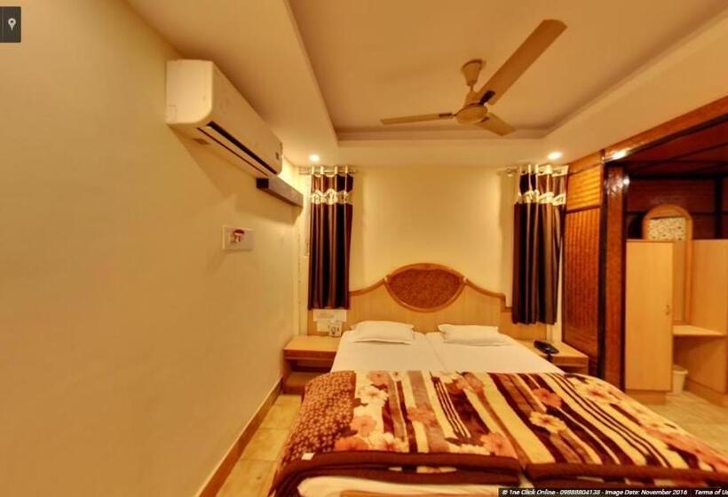 اتاق لوکس با تخت بزرگ, Roopali Inn