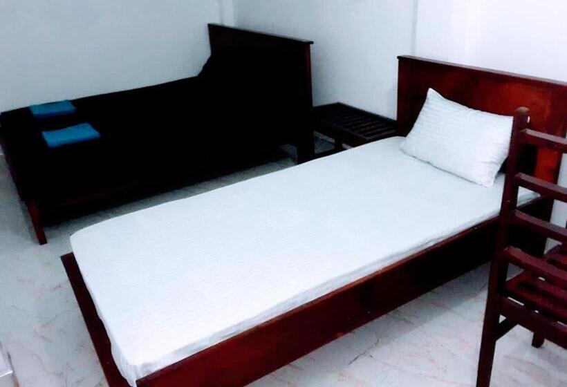 اتاق استاندارد سه نفره, Black And White Kandy Guest House 01