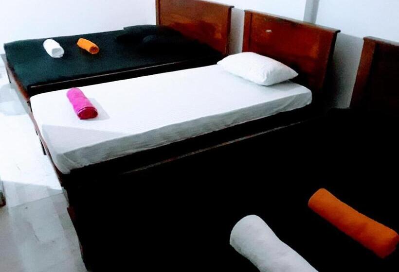اتاق خانوادگی, Black And White Kandy Guest House 01