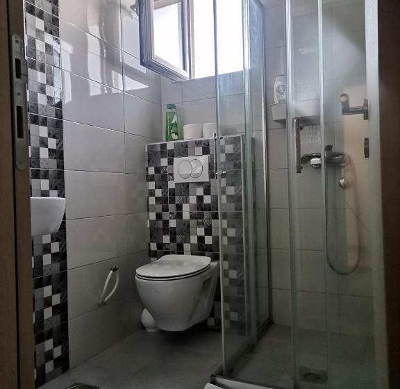 اتاق استاندارد سه نفره, Roomsapartments Popcourt