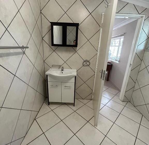 سوییت لوکس, 9 Wena Ave Guesthouse